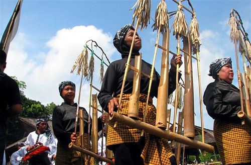 Ангклунг - индонезийский музыкальный инструмент 