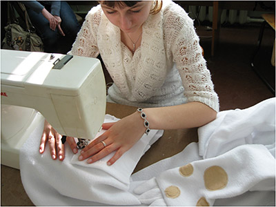 Сшивание деталей изделия из флисовой ткани
